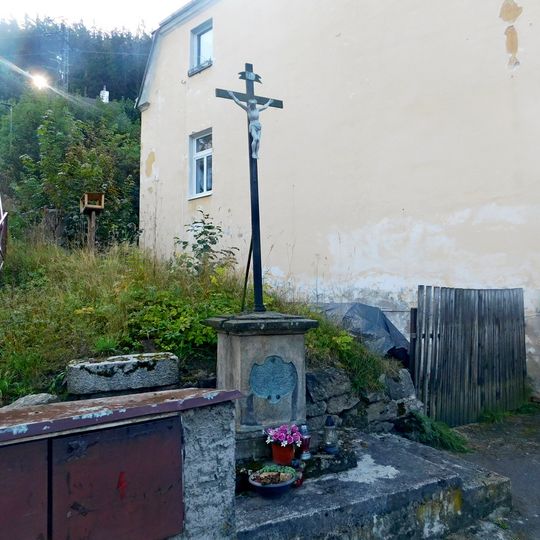 Kříž v Tovární ulici v Březové