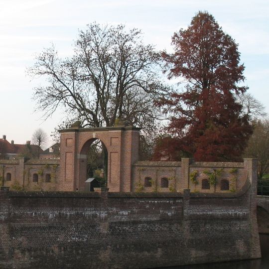 Poort op het bastion waar onderdoor de oprijweg zich voortzet