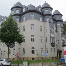Mietshaus in geschlossener Bebauung in Ecklage mit Vorgarten Ulmenstraße 35