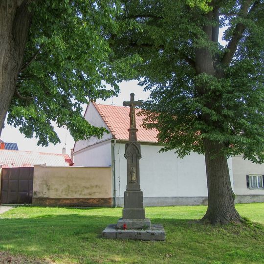 Kříž v Krnově na rozcestí