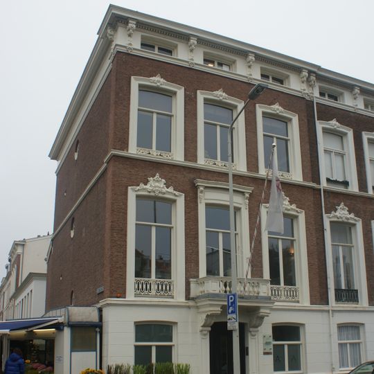 Herenhuis op de hoek Mauritskade-Nieuwe Schoolstraat in eclectische trant