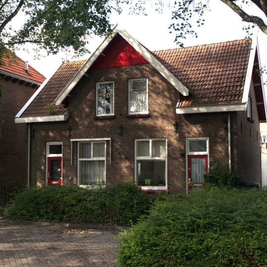 Veertien verspreid in de woonwijk gesitueerde dubbelwoningen, gebouwd op een rechthoekige plattegrond