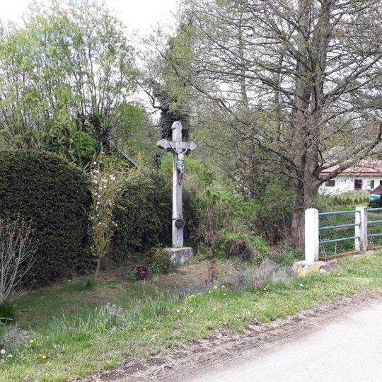Kříž ve Velechvíně u mostu přes Hůrecký potok