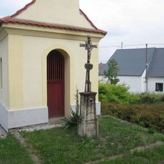 Kříž u kaple v Hajské
