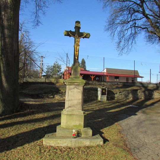 Kříž před kostelem sv. Vavřince v Rynárci