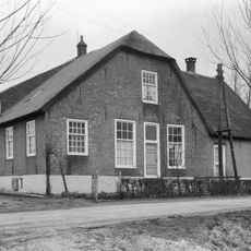 Uitgebouwd gedeelte, onder rieten zadeldak, van een boerderij. Vormt een geheel met het buurnummer 8.