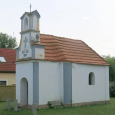 Kaple na návsi v Hrobcích