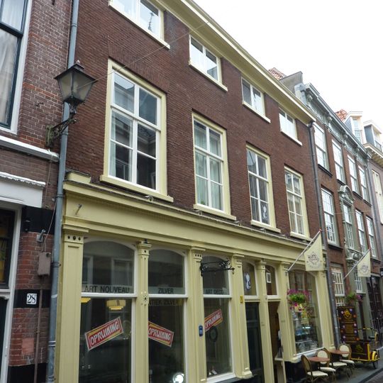 Pand met verdieping, lage zolderverdieping en zadeldak, evenwijdig aan de straat tussen puntgevels