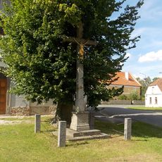 Kříž u kostela v Kestřanech