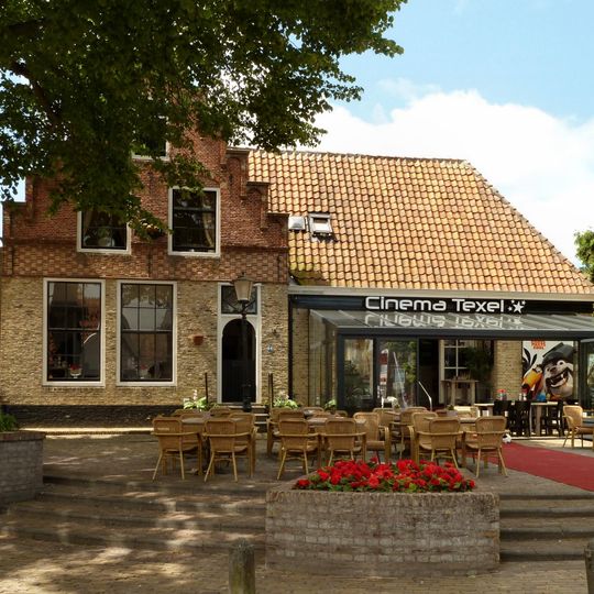 Pand met trapgevel met klimmend boogfries, herbouwd in modern materiaal 1962