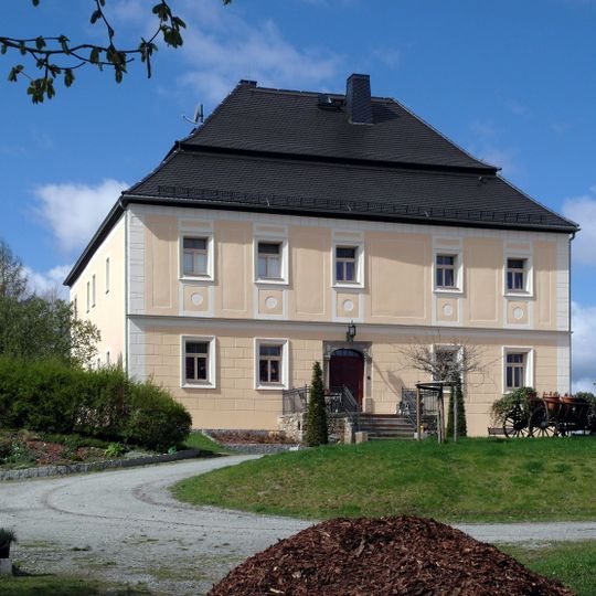 Herrenhaus und drei Wirtschaftsgebäude eines ehemaligen Rittergutes Hauptstraße 2