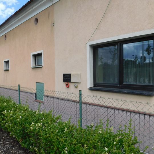 Pamětní deska Bohuslava Křehlíla a Julka Boháčka v ulici 5. května v Dolních Břežanech