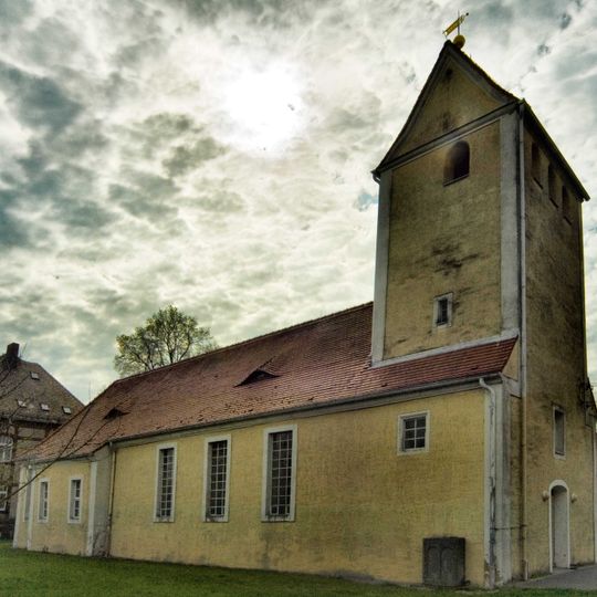 Kirche mit Ausstattung, Kirchhof, drei Grabmale an der südlichen Kirchenwand sowie Denkmal für die Gefallenen des Ersten Weltkrieges Breite Straße -