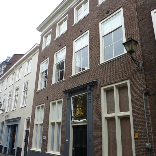 Pand voorzien van gevel met fraaie deuromlijsting