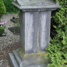 Grafmonument van pastoor J. van de Poel