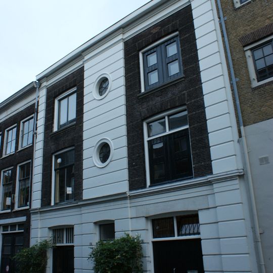 Pand met lijstgevel met zijpilaster