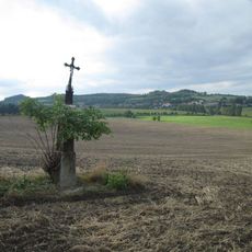 Kříž v poli severně od Tlumačova ten střední