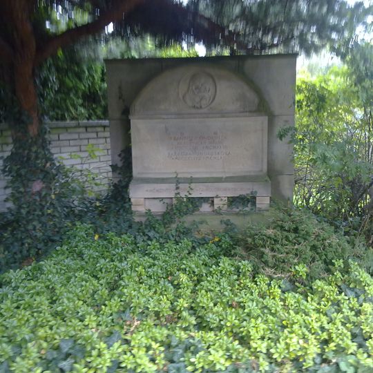 Pomník a hroby na hřbitově