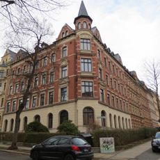 Mietshaus in geschlossener Bebauung in Ecklage mit Vorgarten Eulitzstraße 2