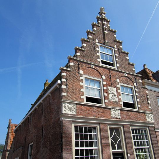 Diep en hoog pand met door blokken versierde trapgevel