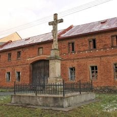 Kříž v Lašťanech v boční ulici