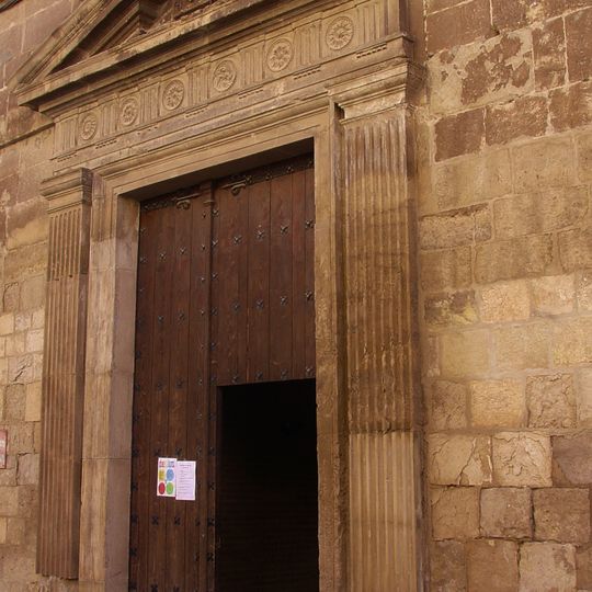 Ayuntamiento de Fonz y Plaza Mayor