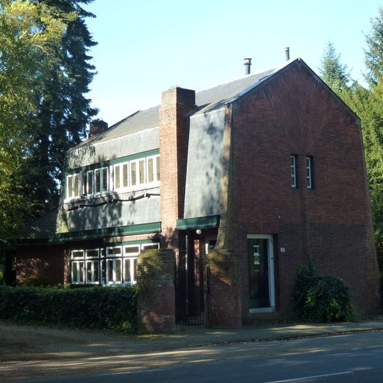 Dubbel woonhuis met garages