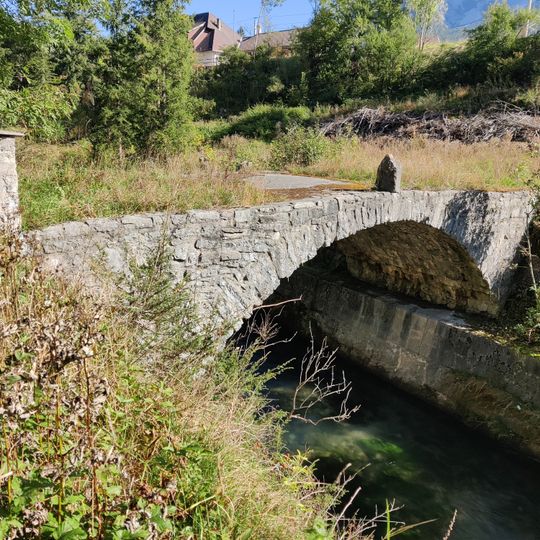 Alte Steinbrücke über die Loisach