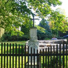 Kříž v zahradě domu 12 ve Veselém