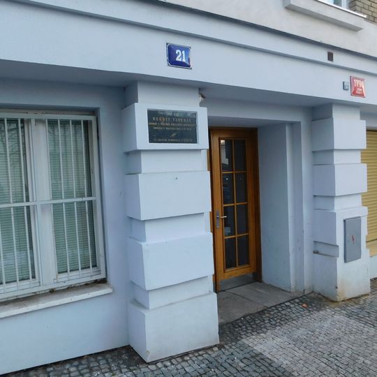 Pamětní deska Rudolfa Tayerleho na domě Radhošťská 1770/21 na Žižkově