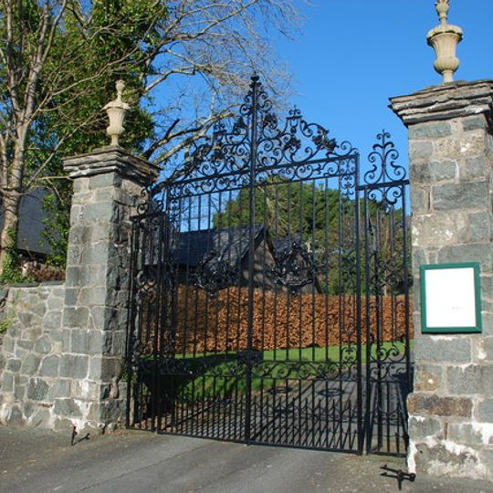 Caernarfon Gates and Gate Piers to Amgueddfa Lloyd George