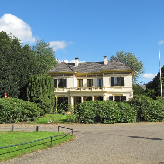 Villa met opnieuw opgetrokken dak en met bijbehorende erfafscheiding