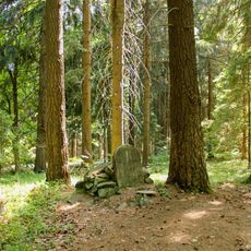 Lichtenštejnský památník ve Vysokém Potoku v lese
