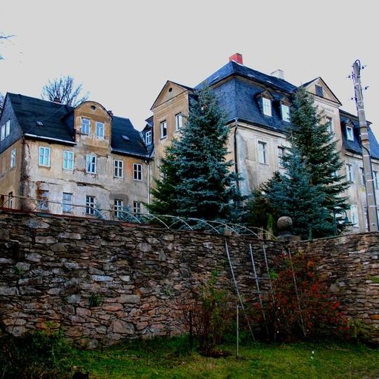 Einzeldenkmale der Sachgesamtheit Pfeilhammer: ehemaliges Hammerherrenhaus mit südlichem Anbau sowie Einfriedungsmauer Am Pfeilhammer 5