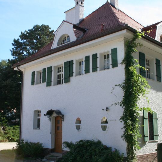 Kleiner Wohnbau mit Mansarddach in Dürrenhembach