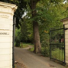 Boom en Bosch: entreehek met schamppalen