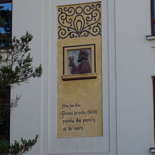 Reliéf Jana Husa na ZŠ T. G. Masaryka