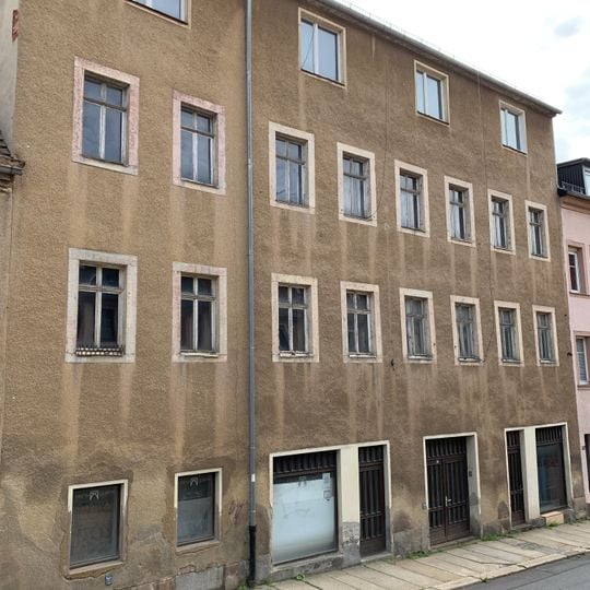 Wohnhaus in geschlossener Bebauung mit Hintergebäuden um einen Hof Dresdner Straße 34