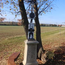 Kříž u cesty východně od Valče