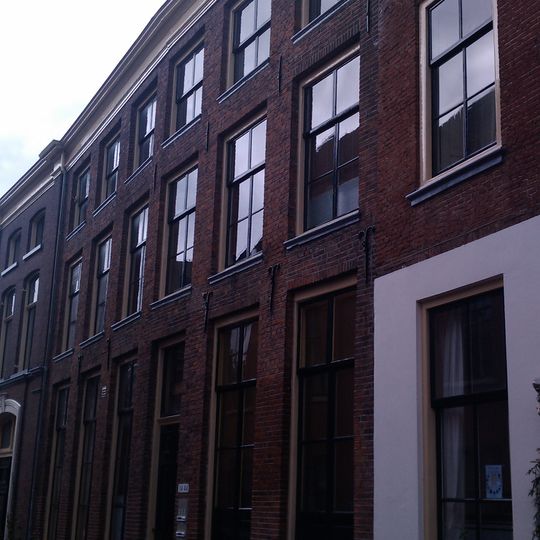 Pand met gevel onder rechte lijst