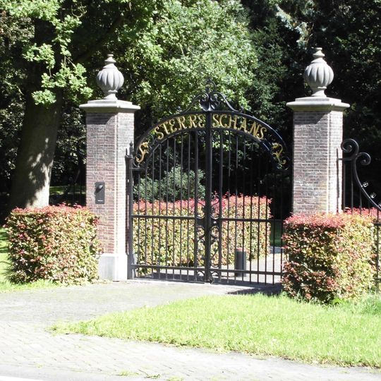 Sterreschans: Toegangshek met hekpijlers aan oprit van het koetshuis