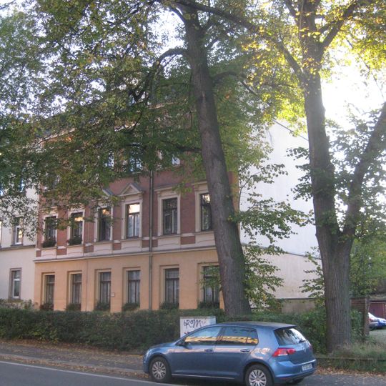 Mietshaus in halboffener Bebauung, mit Vorgarten Clausstraße 28