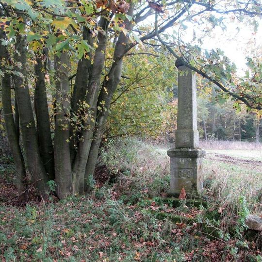 Kříž východně od Polánky u lesa