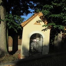 Výklenková kaplička v ulici Komenského v Ledči nad Sázavou