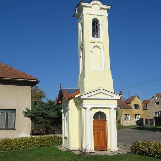 Zvonice na návsi v Sudově Hlavně u požární nádrže