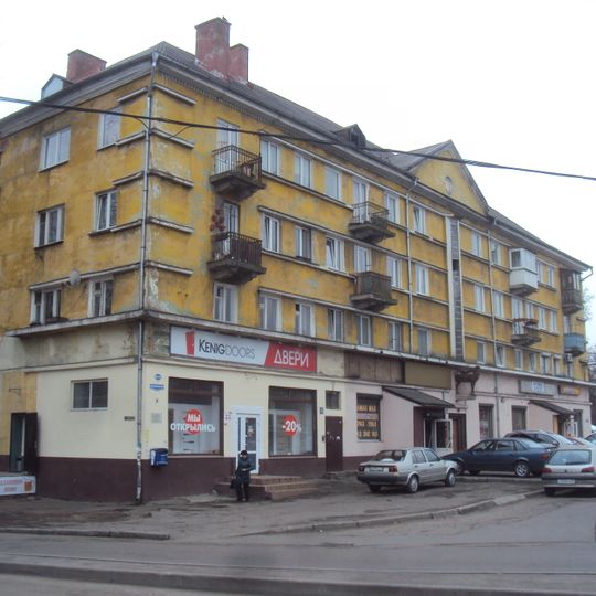 Жилой дом с барельефом «Трубящий олень» над входом