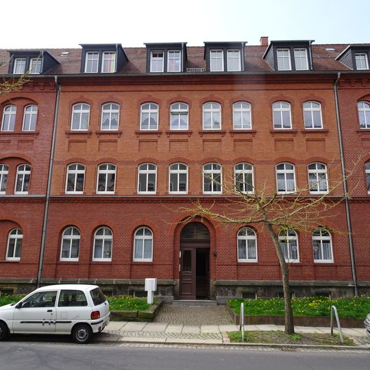 Mietshaus in geschlossener Bebauung mit Vorgarten Margaretenstraße 37