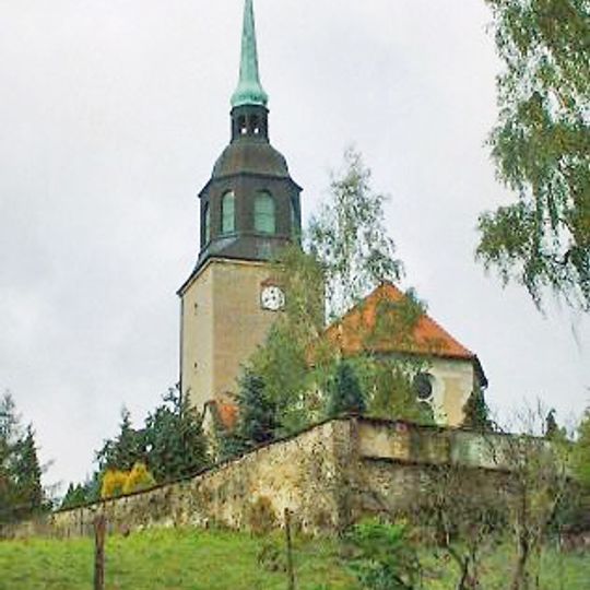 Einzeldenkmale der o. g. Sachgesamtheit: Kirche , Einfassungsmauer, Kriegerdenkmal für die Gefallenen des 1. Weltkrieges, Grufthaus, Gerätehaus, Kriegerdenkmal und Soldatengräber 2. Weltkrieg, VDN-Denkmal, drei Gedenktafeln für G