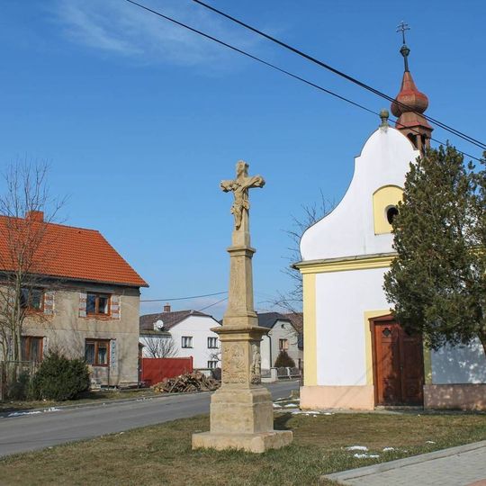 Kříž v Doubravici před kaplí