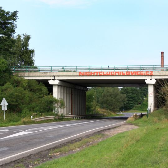 Most dálnice D10 přes silnici II/275 u Brodců